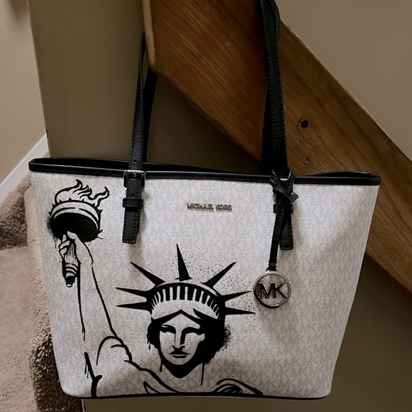 Michael Kors Handbags - NWT Michael Kors NYC MD Carryall tote bag $368